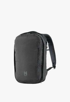 Sac à dos rectangulaire noir avec bretelles rembourrées, plusieurs compartiments zippés et un petit logo Millet à l'avant.