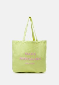 Sac en tissu vert clair avec double poignées et texte rose "MADS NØRGAARD RECYCLED" sur le devant.