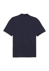 Navyblauwe polo met korte mouwen van katoen, met een klassieke kraag en een eenvoudig design zonder zichtbare logo's of versieringen.