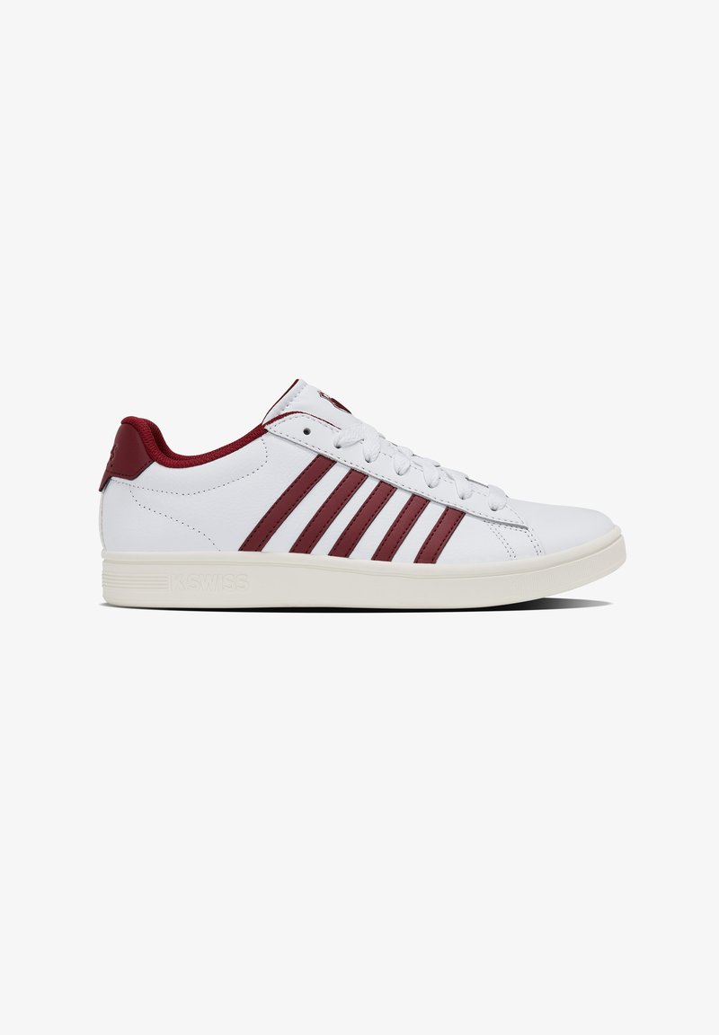 Weiße Leder-Sneaker mit kastanienbraunen Streifen, runder Zehenpartie, Schnürverschluss und einer strukturierten Gummisohle.