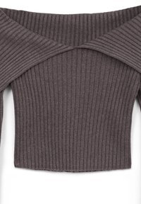 Dunkelgrauer gerippter Strickpullover mit gekreuztem Off-Schulter-Ausschnitt und langen Ärmeln.