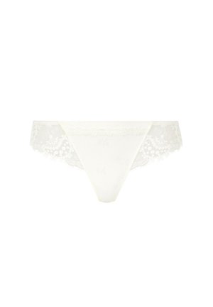 Witte kanten string met bloemrijke borduurwerk en gekartelde randen op een effen witte achtergrond.