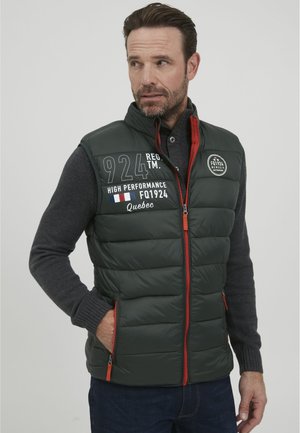 Dunkelgrüwest Pufferweste mit hohem Kragen, roten Reißverschlussakzenten und bestickten Grafiken, einschließlich "924" und "Quebec." Hat seitliche Taschen.