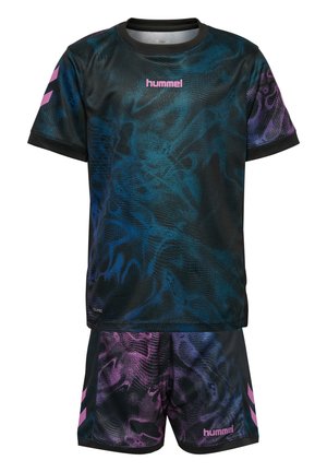 Tenue de sport noire avec des motifs abstraits bleus et violets, logos "hummel" roses sur la poitrine et le short, et bandes en chevron roses sur les manches et le short.