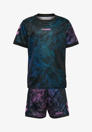 Sort sportssæt med blå og lilla abstrakte mønstre, lyserøde "hummel" logoer på bryst og shorts og lyserøde chevron-striber på ærmer og shorts.