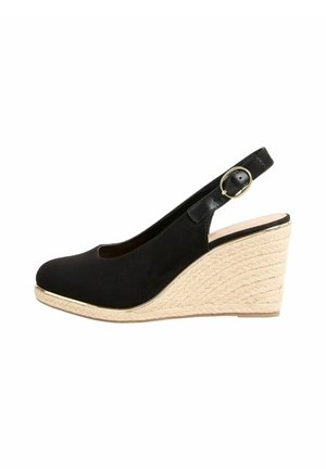 Svart mocka kilklackssko med rund tå, slingback-rem och vävd jute-kilklack. Har en guldtonad spänne som accent.