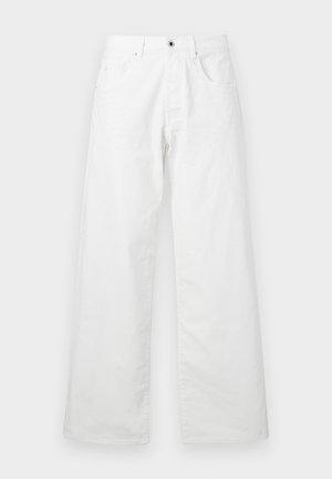 Weiße Denim-Hosen mit geradem Bein, ausgestattet mit zwei vorderen Taschen und einem Knopfverschluss. Glatte Textur mit einem leicht verwaschenen Finish.
