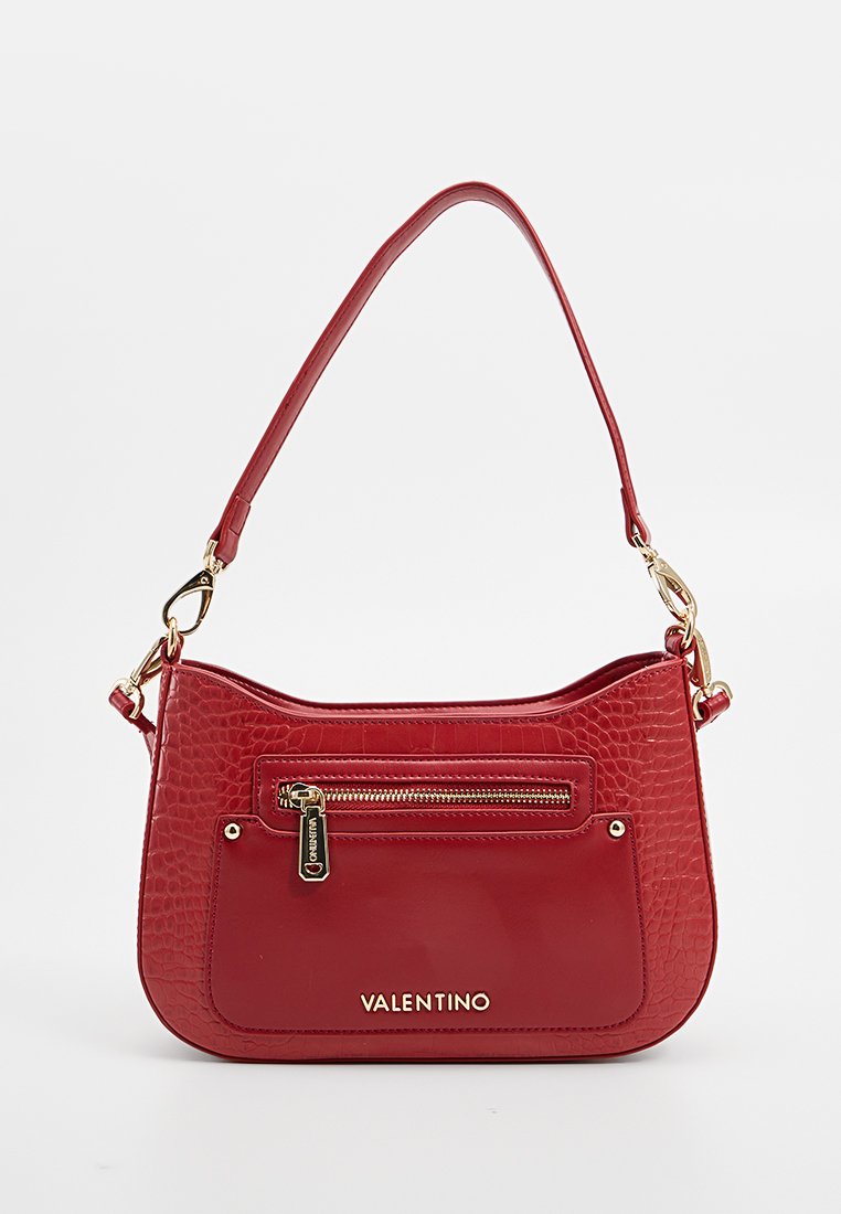 Borsa a mano in pelle rossa con texture in pelle di coccodrillo, hardware dorato, tasca frontale con zip e tracolla regolabile. Presenta il logo nella parte inferiore.