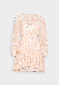 Blommig klänning i ljus persika med genomskinliga långa ärmar. Lagerdesign med volangkant och fina blommönster över hela.