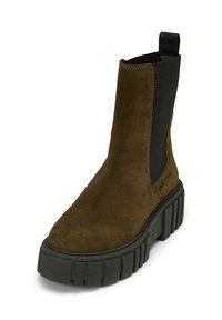 Stivale alla caviglia in suede marrone con pannelli laterali elasticizzati neri e suola in gomma nera spessa con texture rigata, progettato per un facile indossamento.