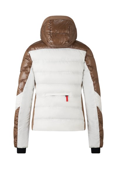 Braun-weiße Steppjacke mit Kapuze, die horizontale Steppnähte aufweist, eine Reißverschlusstasche auf der Rückseite und schwarze Ärmelbündchen.