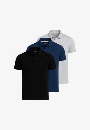 Marineblaues Poloshirt kombiniert mit hellgrauen Shorts. Das Poloshirt hat einen Kragen und kurze Ärmel; die Shorts sind tailliert und haben eine flache Vorderseite.