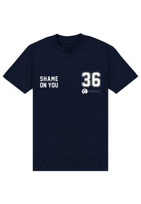 Námořnické modré bavlněné tričko s nápisem "SHAME ON YOU" a číslem "36" v bílé barvě. Krátké rukávy a kulatý výstřih.