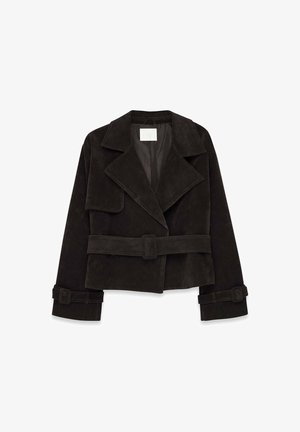 Donkerbruin suède jasje met een dubbelgebreid ontwerp, brede revers en een ceintuur om de taille. Heeft mouwen met manchet en bijpassende gespen.