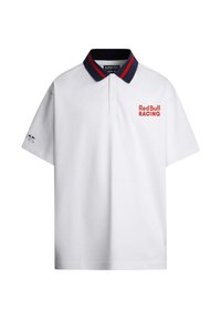 Hvid polo t-shirt lavet af bomuld, med en marineblå krave med røde striber, og "Red Bull RACING" logo i rødt på brystet. Korte ærmer.