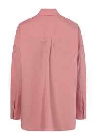 Camicia a maniche lunghe di cotone rosa chiaro, con yoke posteriore, colletto classico e polsini con bottone, caratterizzata da una texture liscia.