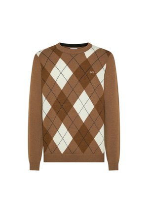 Bruine trui met een ruitpatroon in lichtbruin en wit, voorzien van een ronde hals en ribgebreide manchetten. Kleine logo-detail aan de voorkant.