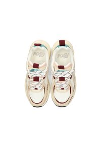 Sneaker mit strukturiertem cremefarbenem und beigem Mesh-Obermaterial, roten Akzenten und weißen Schnürsenkeln. Verfügt über eine dickere Sohle mit kontrastierendem schwarzem Boden.