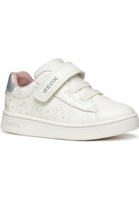 Sneaker bianchi con finitura in pelle liscia, dotati di una striscia in velcro, delicati motivi a fiocco e un accento argentato sul tallone.