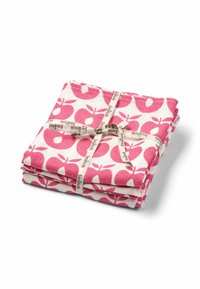 Set van drie katoenen keukendoeken, wit met grote roze appelpatronen, vastgebonden met een natuurlijke vezelriem met de merknaam.