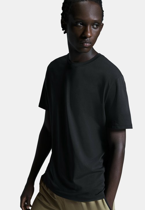 On FOCUS - Basic T-shirt - black — foto 4