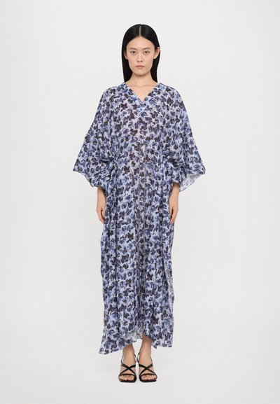 Kaftan long et fluide en bleu clair avec des motifs floraux foncés. Fabriqué en tissu transparent, il présente des manches larges et un décolleté en V.