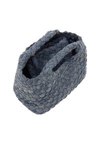 Vævet blå denim opbevaringspose med dobbelthåndtag, der har en rund form og tekstureret overflade. Indersiden er mørk og rummelig.
