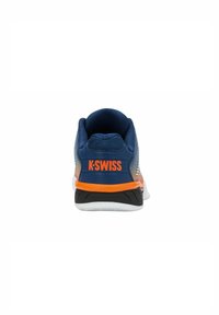 Miestne športové topánky s modrým zvrškom, oranžovými akcentmi a textúrovaným opätkom. Biela podrážka s miernym zakrivením a logom K-Swiss na zadnej strane.