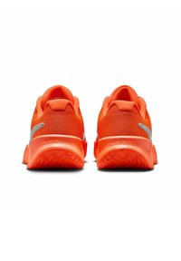 Scarpe da corsa di un vivace arancione con una tomaia texturizzata e una suola ammortizzata, caratterizzate da accenti argentati sui lati e un motivo di battistrada pronunciato.