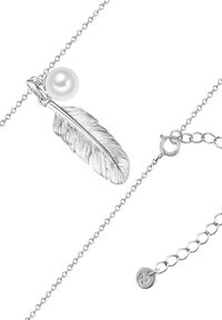 Sølv halskæde med en fjerpendant med detaljeret gravering og en rund hvid perleaccent, der fremhæver et delikat kædedesign.