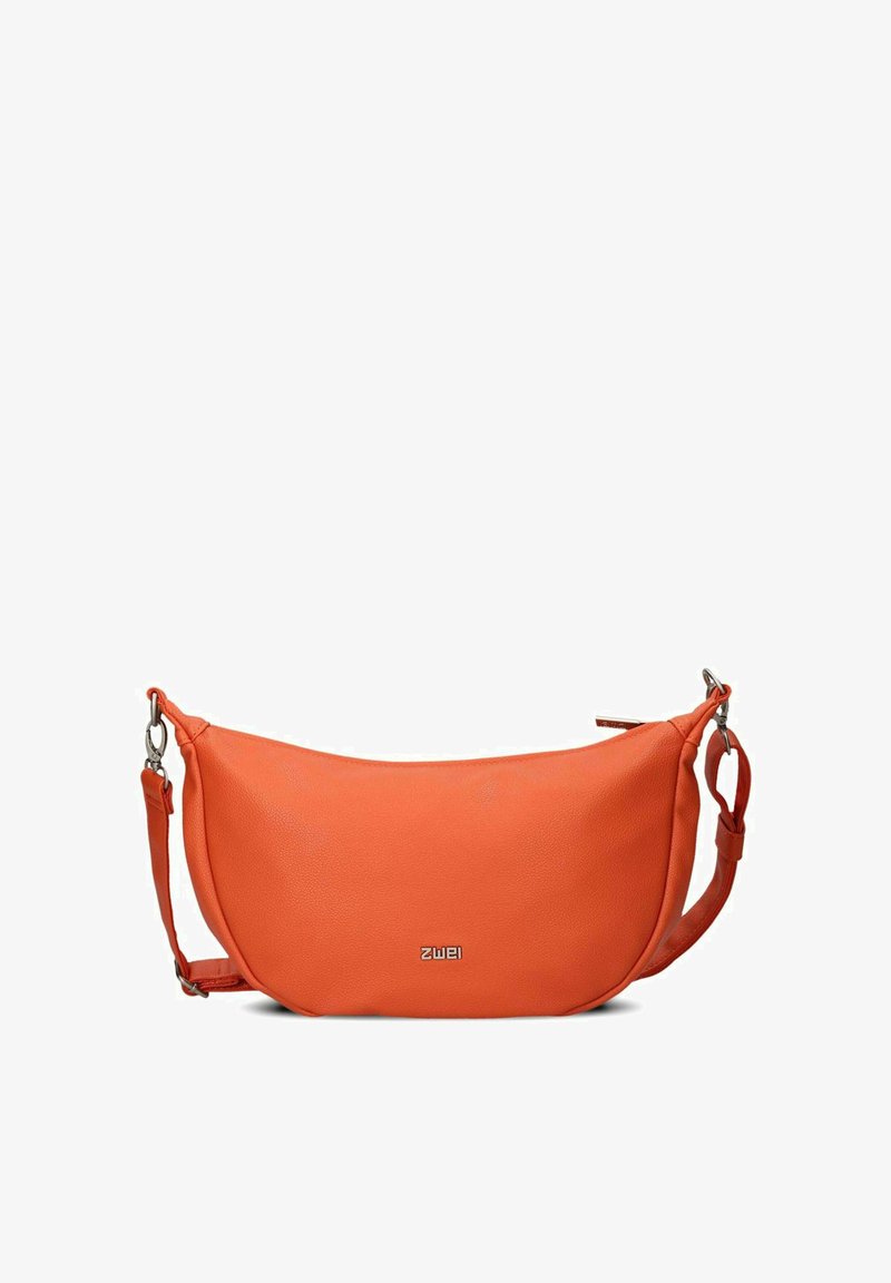 Borsa a tracolla arancione a forma di mezzaluna con tracolla regolabile e zip in metallo, caratterizzata da un piccolo logo metallico del marchio al centro davanti.