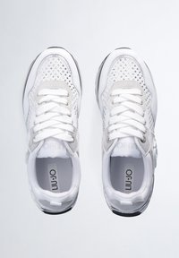 Scarpe da ginnastica bianche con tomaia in rete, accenti grigi, lacci rotondi e suola testurizzata. Il design presenta perforazioni per la traspirabilità.