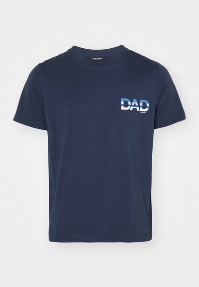 T-shirt de algodão azul-marinho com mangas curtas. Apresenta um texto gráfico branco "DAD" no lado esquerdo, em uma fonte grossa. Design simples e casual.