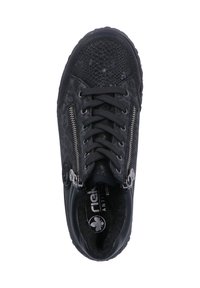 Czarne sneakersy z teksturowanym wzorem wężowej skóry, okrągłym noskiem, sznurowanym zapięciem oraz dwoma bocznymi zamkami błyskawicznymi dla łatwego dostępu.