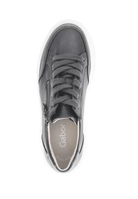 Grijze vetersneaker met zijrits, witte zool en "Gabor" branding aan de binnenkant op de inlegzool, weergegeven vanuit de bovenaanzicht.