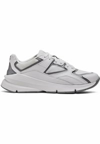 Weiße Sportschuhe, die eine Mischung aus glatten und strukturierten Materialien mit grauen Akzenten, einer voluminösen Sohle und einer Schnürverschluss aufweisen.
