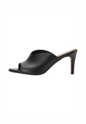 Czarne skórzane mule na odkrytej palce z średniej wysokości cienkim obcasem i wsuwanym fasonem na białym tle.