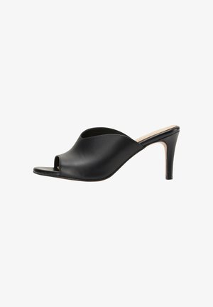 Must musta avatud varbaga kummik, millel on keskmise kõrgusega õhuke kand ja libisemisega disain valge tausta ees.