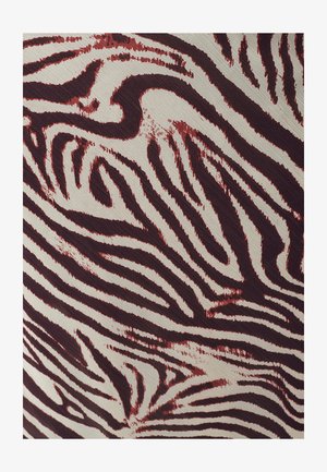 Textiel met een zebra patroon, waarin opvallende bordeauxrode strepen zijn verwerkt op een romige achtergrond, met nadruk op contrasterende kleuren en golven.