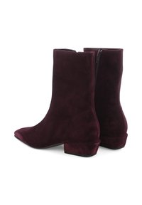 Bordeaux suède enkellaarzen met een spitse neus, lage blokhak en rits aan de achterkant. De textuur is glad met een zachte afwerking.