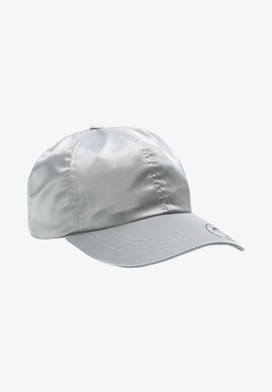 Silberne Satin-Baseballmütze mit gebogenem Schirm, glatter Textur und genähten Details entlang der Nähte. Logo-Patch auf der Vorderseite.