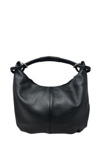 Černá kožená kabelka s texturou, zaobleným horním držadlem a jemným švem uprostřed přední strany.