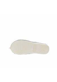 Suela de goma blanca con superficie de agarre texturizada, presenta un upper de tela con patrón en tonos de azul y blanco, con una lengüeta en el talón para facilitar el calzado.