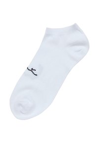 Balta kulkšnė kojinė, pagaminta iš minkštos medžiagos, su lygiu paviršiumi ir mažyte juoda logotipu netoli piršto zonos.
