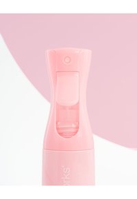 Bouteille pulvérisatrice rose avec un sommet arrondi, gâchette intégrée et compartiment transparent ; texture lisse avec une finition brillante.