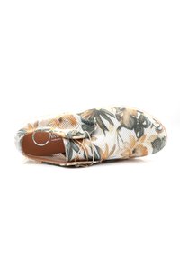 Scarpa a rete con motivo floreale dalla forma arrotondata, caratterizzata da motivi arancioni e verdi, suola chiara e dettaglio di allacciatura decorativa.