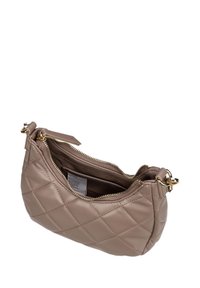 Beige nahkakoti, jossa on kultaiset detaljit, vetoketjukiinnitys ja pehmeä, teksturoitu pinta. Kompakti ja kaareva muotoilu.