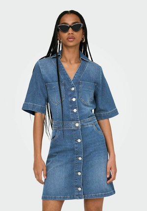 Denim kleit lühikeste varrukatega, krae, nupuga eesmine osa, kaks rinna taskut ja keha järgi vormitud lõige. Omab helesinist värvi ja siledat tekstuuri.