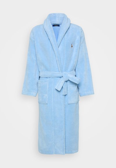 Ljusblå badrock i frotté med långa ärmar, sjalkrage, framfickor och ett matchande bälte. Har en broderad logotyp på bröstet.