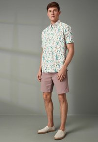 Next REGULAR FIT biały